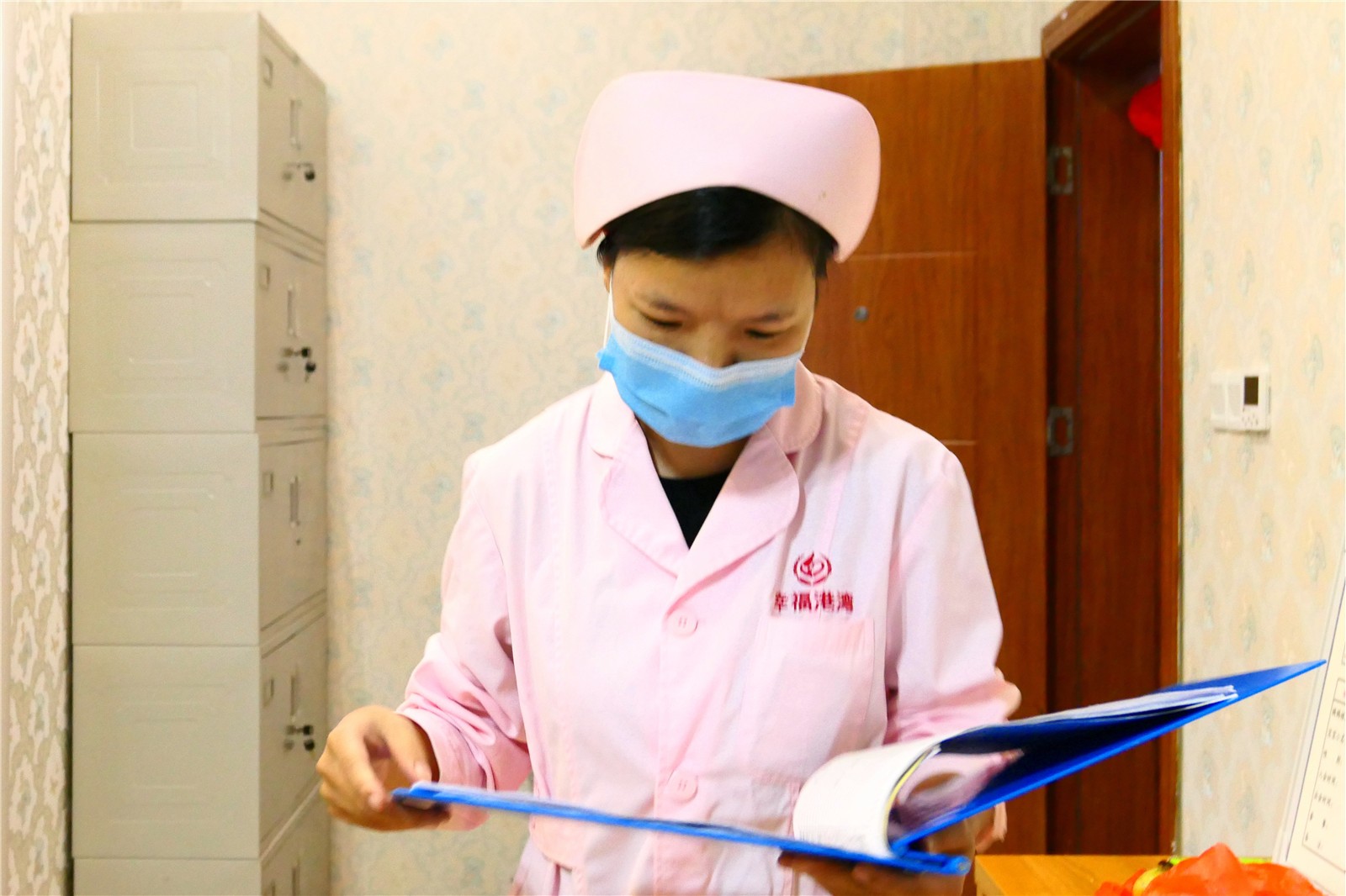 8.张梅艳姐姐查看护理记录。佛女 摄.JPG