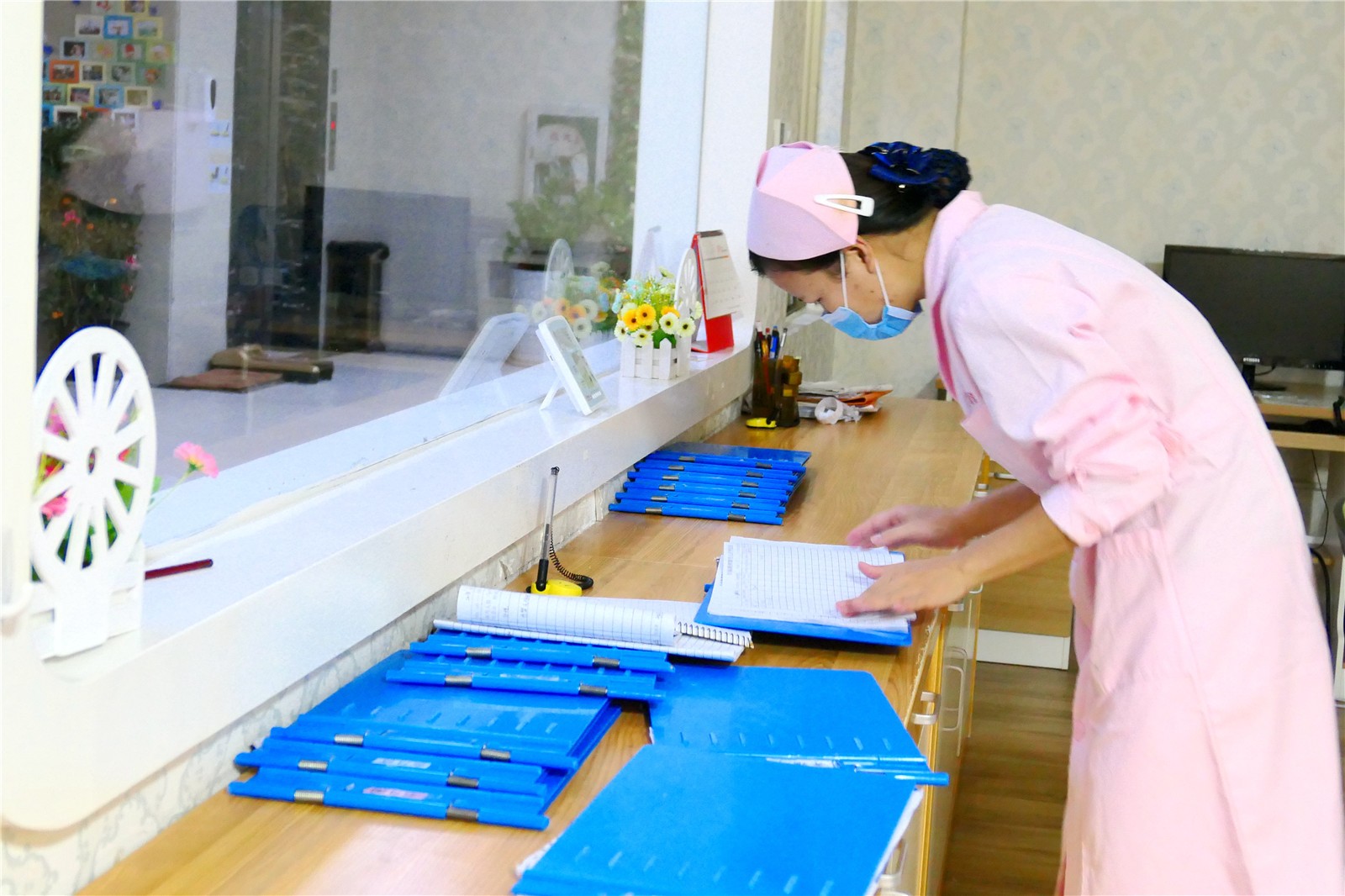 9.核对喂奶时间。佛女 摄.JPG