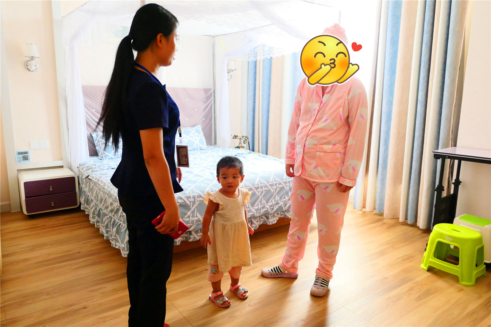 3.换上月子服的灿灿妈妈耐心听取前台姐姐黄美宽的建议。.JPG