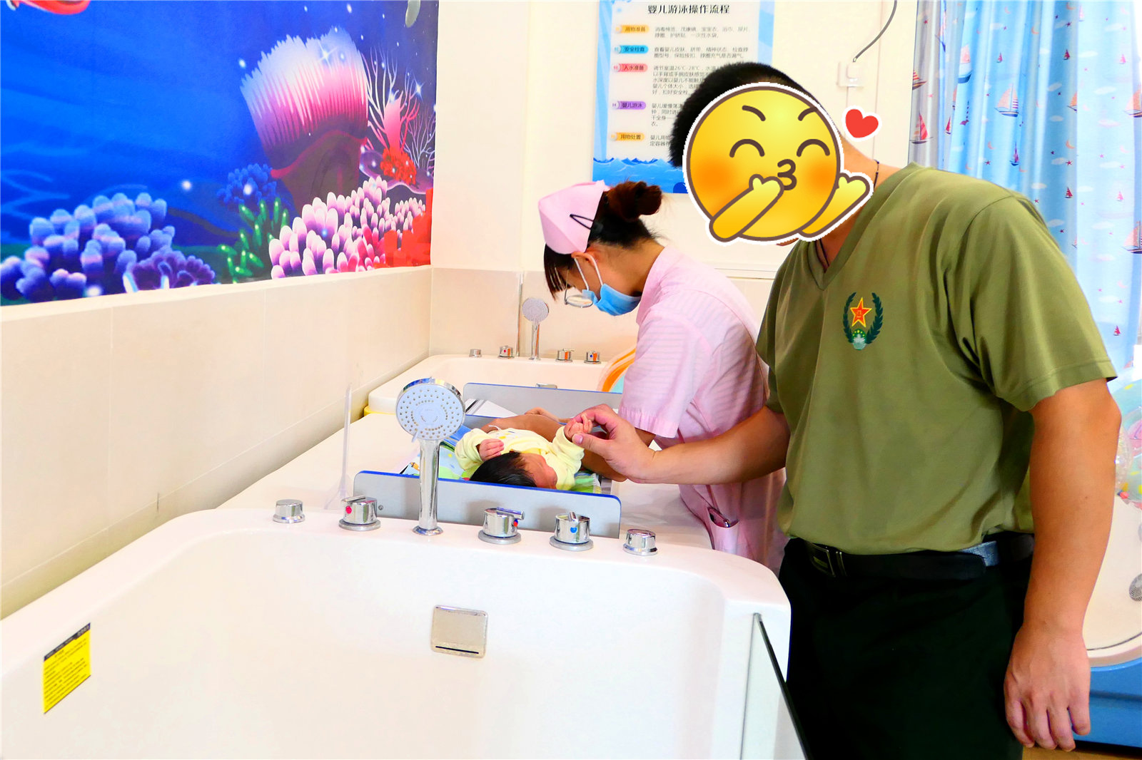 6.爸爸安抚量身高的灿灿宝宝。佛女 摄.JPG