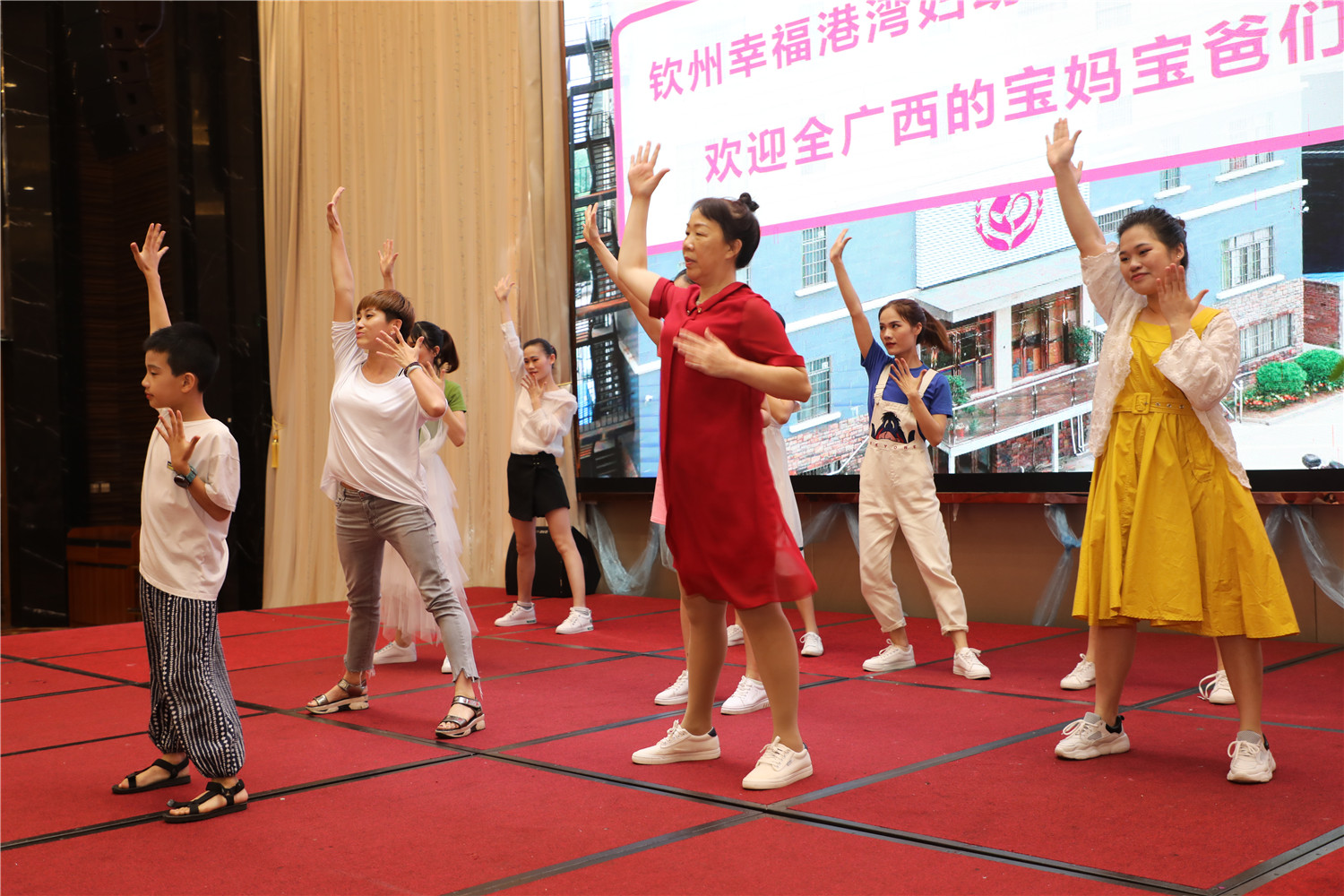 开场舞《燃烧我的卡路里》，表演：宝妈代表李欣莲、护理部陈丽棠等 (4).JPG