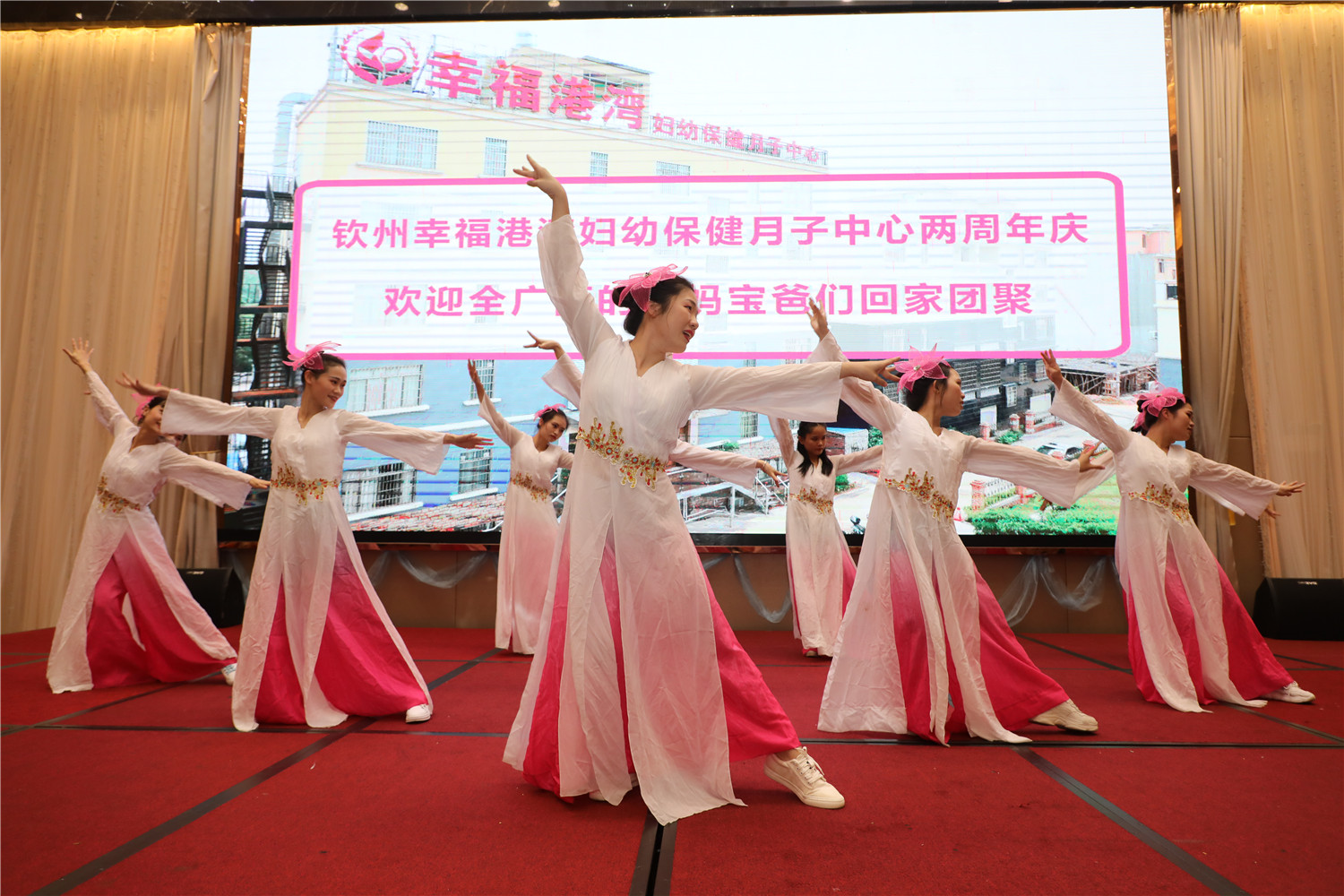 舞蹈《相亲相爱一家人》，表演：宝妈梁晶晶、护士姐姐  (6).JPG